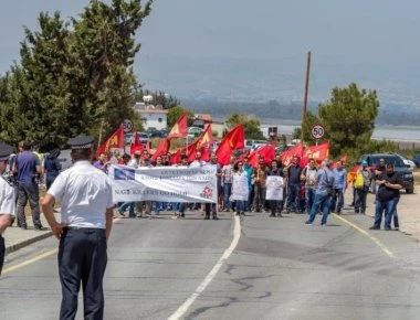Ελληνοκύπριοι και Τουρκοκύπριοι διαδήλωσαν από κοινού με αίτημα την απομάκρυνση των βρετανικών βάσεων